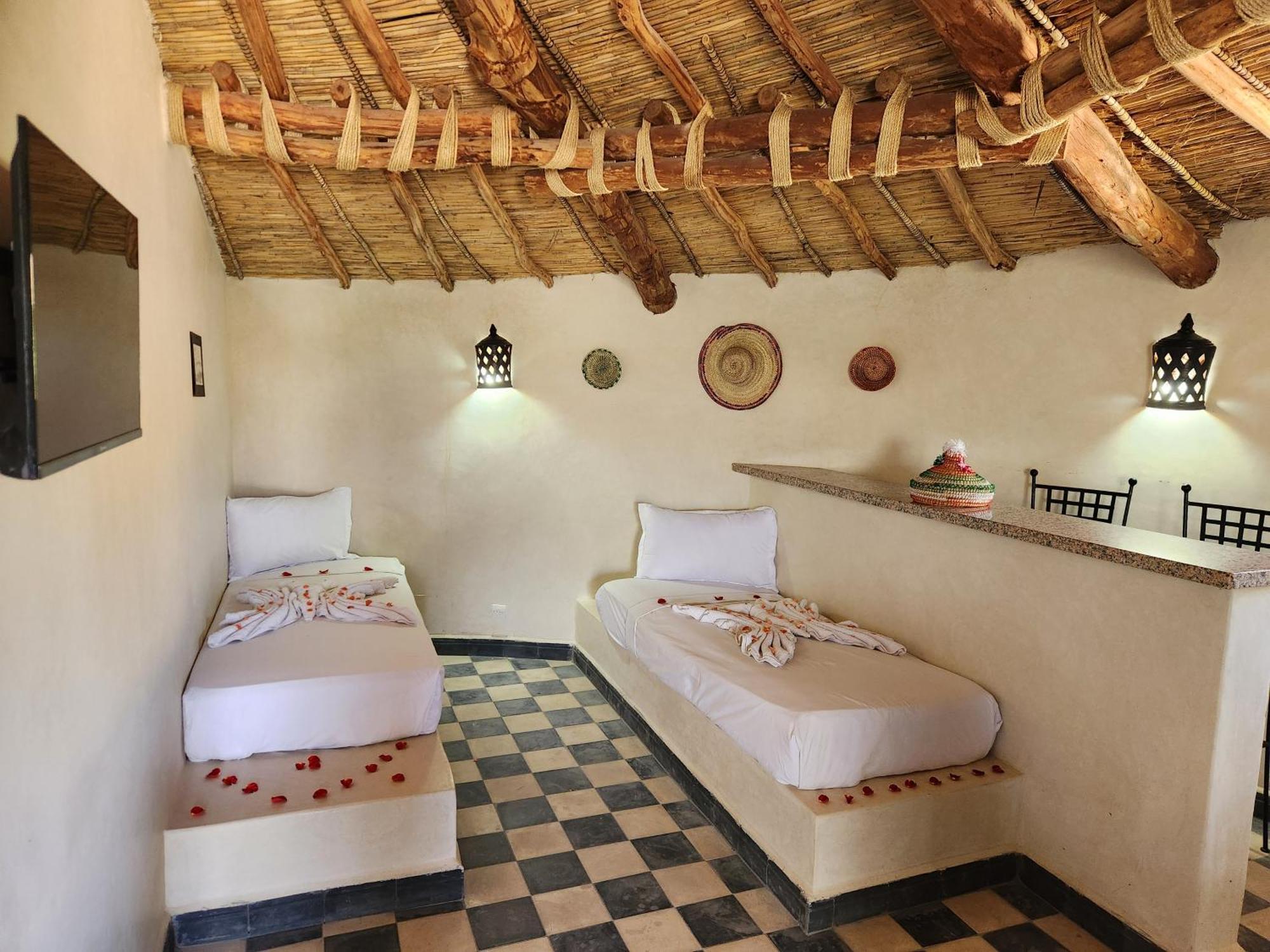Les Jardins D Amizmiz 6 Piscines Bed & Breakfast Wawizelte ภายนอก รูปภาพ